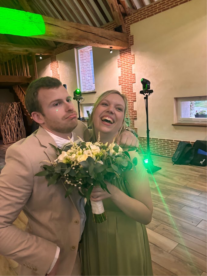 Anaïs, le bouquet de mariée dans les bras, au mariage de sa sœur
