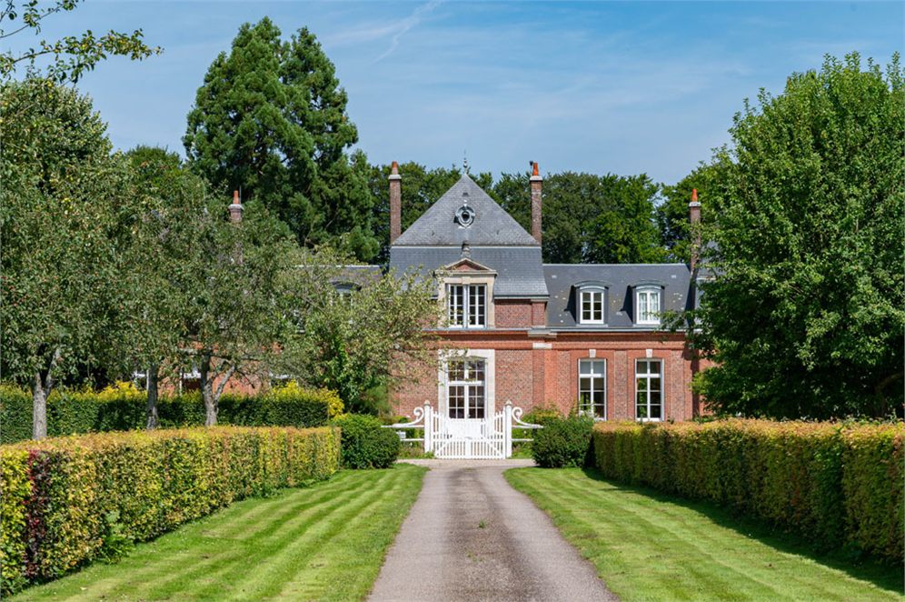 La façade du domaine depuis l'allée
