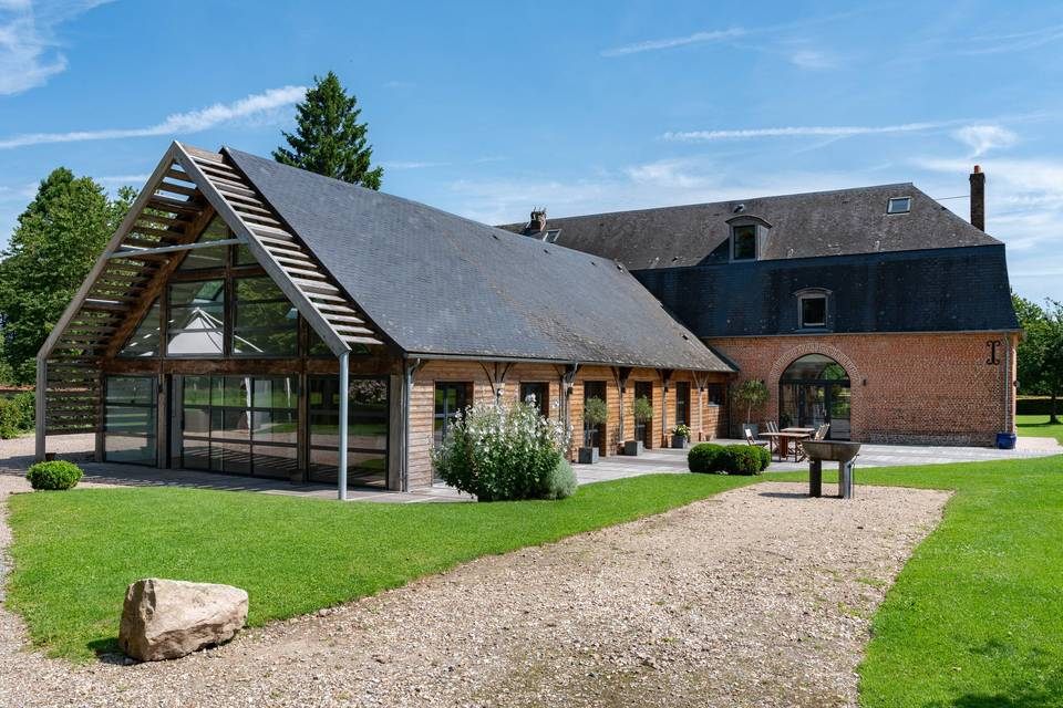 La grange vitrée et la terrasse